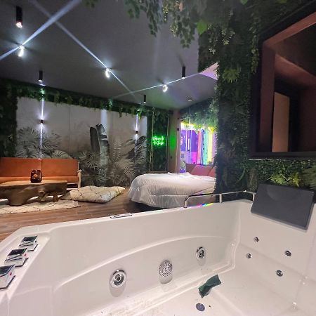 Jungle Au Centre De Marrakech Avec Jacuzzi ! Bed & Breakfast Marakeş Dış mekan fotoğraf