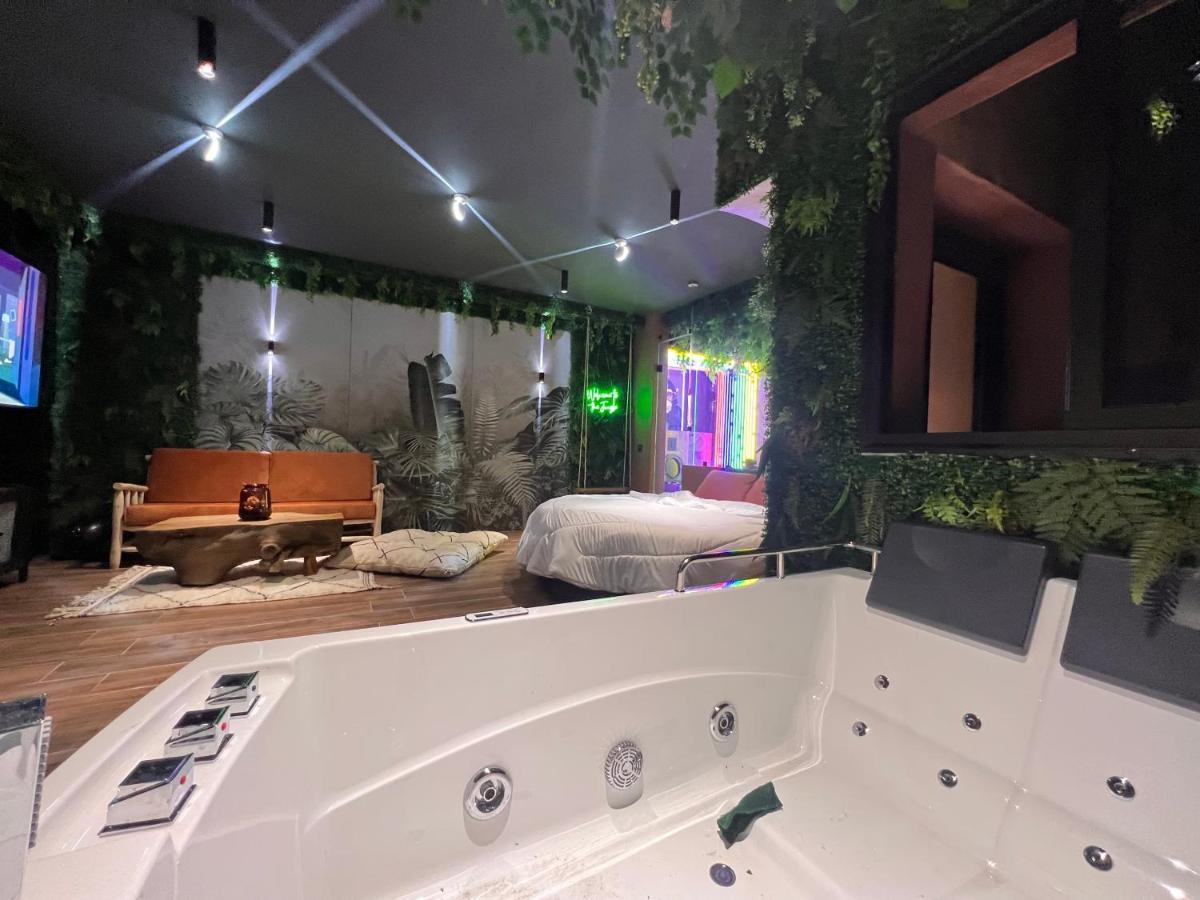 Jungle Au Centre De Marrakech Avec Jacuzzi ! Bed & Breakfast Marakeş Dış mekan fotoğraf